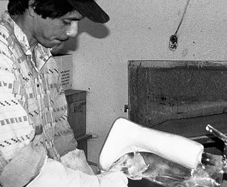 Años después, Marcelo (arriba) ayudó a fundar PROJIMO, y se convirtió en un maestro fabricante de aparatos ortopédicos. Le enseñó a Armando a hacer aparatos ortopédicos y aprendió a hacer extremidades.