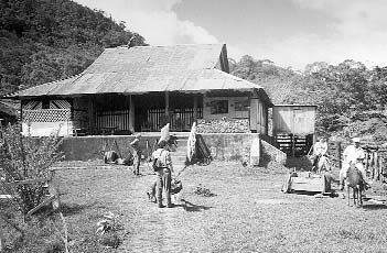 El edificio principal de usos múltiples en Los Chavalitos.