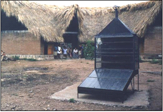 Frente a la Fábrica Cooperativa Mazunte de Mantequilla de Maní, se ha construido un horno solar para tostar los cacahuetes.