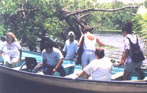 El equipo de Ashoka visita un proyecto de ecoturismo en un manglar lleno de cocodrilos y muchas aves hermosas. ¡No se permiten lanchas!