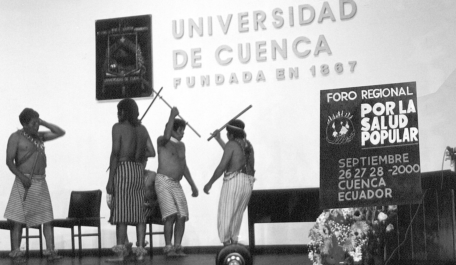 El Foro de Cuenca para la Salud de las Personas se inauguró con una presentación de chamanes (curanderos) de la tribu Shaur en las selvas del este de Ecuador. Los chamanes insistieron en que, para sanar las enfermedades físicas de las personas, primero es necesario sanar sus enfermedades espirituales y restablecer un equilibrio saludable con el entorno natural.