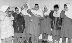 Las escuelas en Isfahan, en el oeste de Irán, tienen un programa participativo de educación para la salud en el que los niños se turnan como "exploradores de la salud" que enseñan y dirigen a otros niños en actividades de protección de la salud (ver página siguiente).