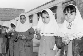 Los "exploradores de la salud" en una escuela primaria para niñas en Isfahan tenían un fuerte sentido de la importancia de compartir y ayudarse mutuamente como base para la salud.