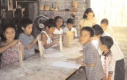 Niños del pueblo aprendiendo a hacer juguetes