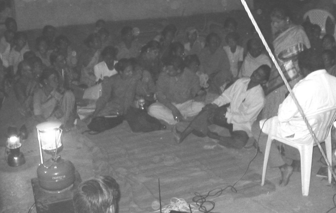 Los sangams usan el teatro del pueblo para crear conciencia sobre los derechos de los discapacitados. Con demasiada frecuencia, tanto los médicos como los curanderos abusan y explotan a las personas con discapacidad. Aquí un médico de la aldea se niega a tratar a un hombre ciego que fue mordido por una serpiente mortal. "Si él muere, entonces qué", dice el médico. "¡De nada sirve!"