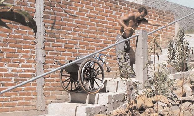 Desde su lesión en la médula espinal, José Luis, en Michoacán, México, casi nunca salía de su casa debido a la fuerte pendiente rocosa que tenía que subir. PROESA ayudó a su familia a construir estos escalones y barandas, que él sube tirando de su silla de ruedas detrás de él. Jose Luis ahora está en PROJIMO aprendiendo a hacer sillas de ruedas, para comenzar una tienda en PROESA.