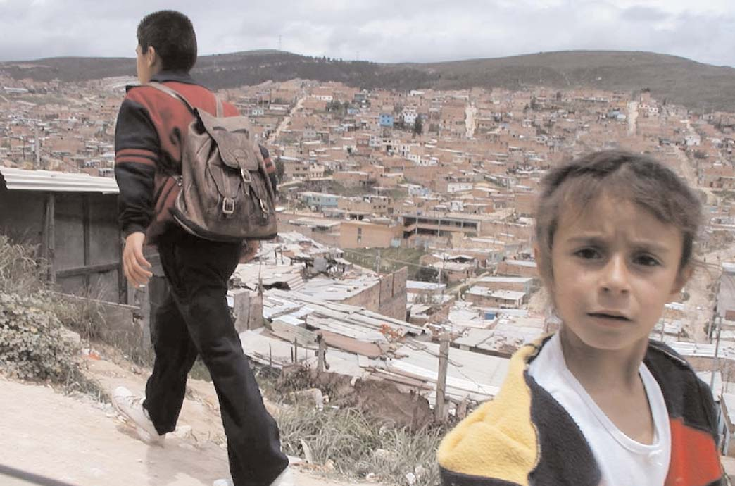 Ciudad Bolívar es un gran asentamiento de bajos ingresos en las colinas al sur de Bogotá, donde el ingreso promedio es inferior a dos dólares por día. En la ladera más alejada se encuentra la colonia Cerros del Sur, donde se encuentra ICES.