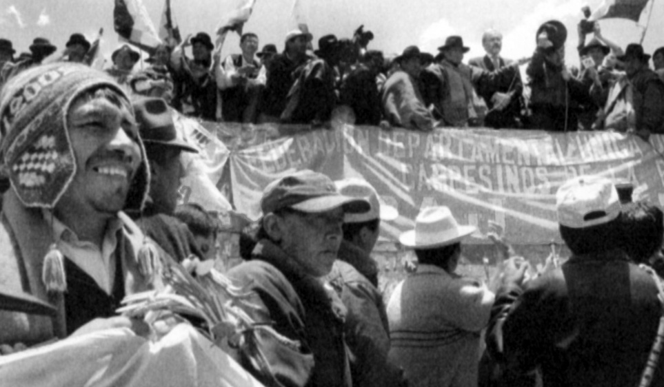 Miles de trabajadores marginados protestaron en las calles de La Paz para exigir el derrocamiento del presidente Gonzalo Sánchez.