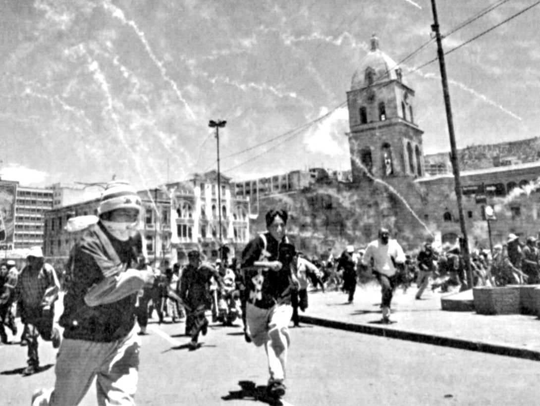 Los manifestantes en La Paz corrieron para escapar de los gases lacrimógenos que les dispararon los militares.