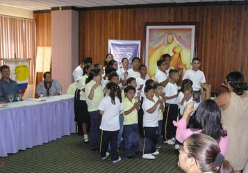 Niños con discapacidad mental del Instituto Juana cantan en el Seminario Centroamericano sobre RBC.