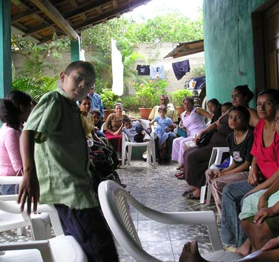 Un grupo de familias con niños con discapacidad se reúnen en el centro RBC en Trojes, donde los niños aún temen ser heridos por minas terrestres y asaltos de exContras convertidos en gángsters.