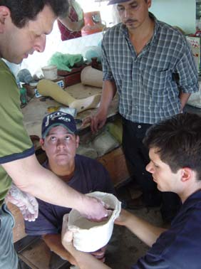 Recientemente Marcelo (arriba a la derecha) dejó PROJIMO y se unió a Mas Válidos, un programa de RBC urbano que surgió de PROJIMO. Antes de irse, entrenó a Alberto en la fabricación de extremidades. Aquí Jon Batzdorff y Garret Hurley —protesistas voluntarios de California— ayudan a Alberto (centro) a mejorar sus habilidades.