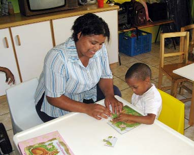 Algunos de los proveedores de atención más dedicados en los centros APD son madres locales de niños con discapacidad.