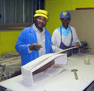 Haciendo un ataúd de bebé en el taller protegido de APD Worchester