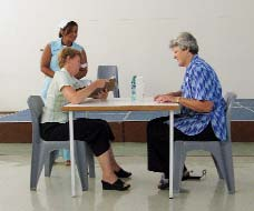 #2. La mujer ciega señala sus ojos y le pide a la camarera la lista de alimentos en Braille. La camarera, sin comprender, dice "¿Bralen?", Que en afrikaans significa "gafas" o "anteojos". (La risa).