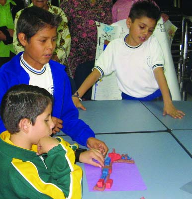 Aquí Yonathan ha creado un tren para mostrar los peligros de la embriaguez.