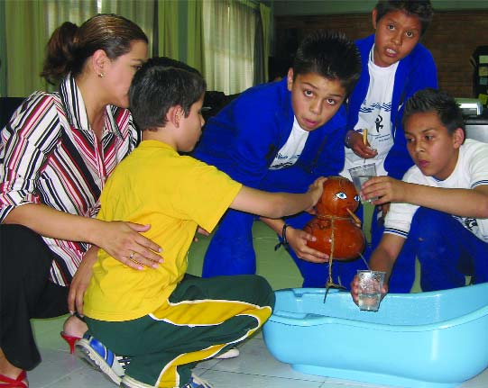 Con el "bebé de calabaza", los niños descubrieron los signos de deshidratación. Se aseguraron de que los niños que no podían ver tuvieran la oportunidad de manejar la calabaza, tirar de los tapones y sentir que se acababa el agua.