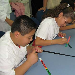 Estos niños están haciendo importantes herramientas de diagnóstico a partir de papel normal.