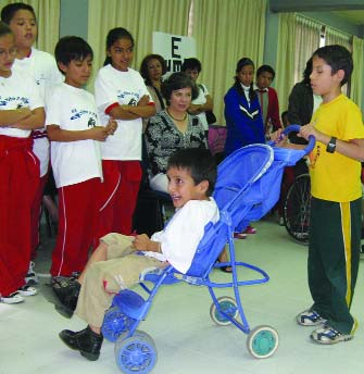 Estos niños, combinando sus habilidades, son capaces de moverse mejor y más fácilmente que cada uno sólo.