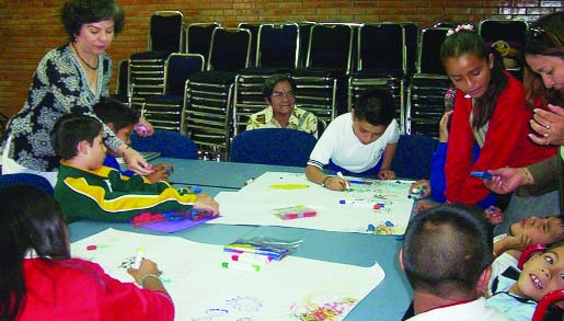 Estudiantes y maestros trabajan juntos para ilustrar problemas de salud.