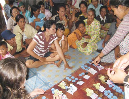 Las personas se involucraron mucho en el "diagnóstico comunitario" gráfico en el que identificaron, priorizaron y exploraron posibles soluciones a sus mayores problemas relacionados con la salud. Aquí estiran la cuerda entre los diferentes problemas para mostrar cuáles a menudo están vinculados o conducen a otros.