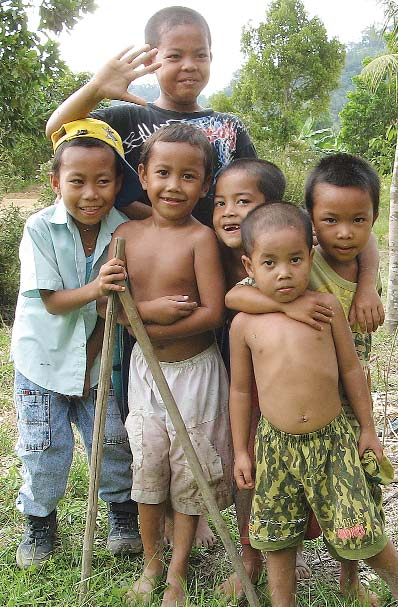 Hijos de Kalimantan. Borneo, la tercera isla más grande del mundo, está dividida entre Indonesia, Malasia y Brunei, una nación independiente. La región indonesia de Borneo se llama "Kalimantan", aunque los indonesios usan el término para toda la isla.