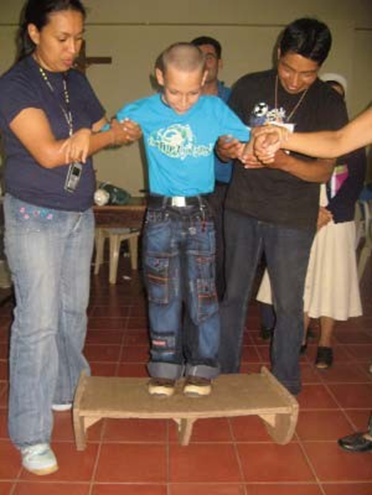 El grupo de Walter David también le hizo una tabla de equilibrio completamente de cartón laminado, para ayudar al niño a mejorar su equilibrio y estirar los tendones de la musculatura de sus talones contracturados.