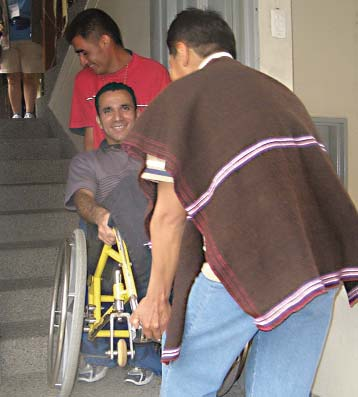 León Darío tuvo que subir tres tramos de escaleras hasta el lugar del taller. Viviendo en Medellín, estaba acostumbrado a tales "elevadores humanos". En la evaluación final, sin embargo, todos estuvieron de acuerdo en la importancia de realizar tales talleres en cuartos accesibles para sillas de ruedas.