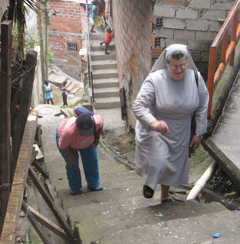 La hermana Teresa y los mediadores de Liliane regularmente suben cientos de pasos para visitar y brindar servicios a niños con discapacidad que viven en estas altas colinas.