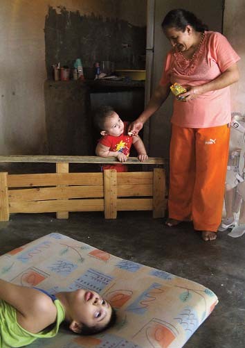 La madre de Mauricio, como su padre, dedicó mucha más atención al hermano pequeño de Mauricio, a quien ella alimentaba constantemente con comida chatarra, mientras Mauricio miraba tristemente desde su colchón.