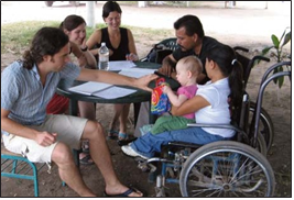 Rigo (arriba a la derecha) y Virginia (con el bebé), enseñando español a voluntarios de Norte América en PROJIMO.