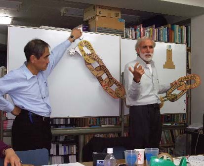 Toru Honda ayuda a David Werner, en su reciente visita a Japón, a facilitar la actividad de sensibilización "Cadena de causas" con SHARE (Servicios para la salud en la región de Asia y África).