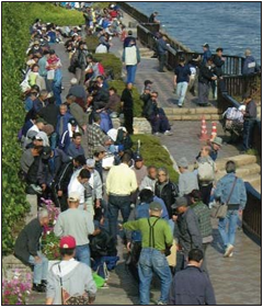 Personas sin hogar a lo largo del río Sumida, esperando en la fila para la distribución de pan.