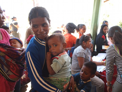 Mujeres y niños esperando en una reunión de salud de SISCa