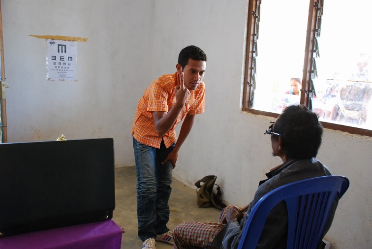 Un técnico de visión en un evento de SISCa comprueba la necesidad de gafas.