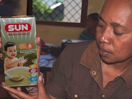 Una causa que contribuye a la desnutrición infantil son los alimentos de destete comerciales. En Timor, las madres han sido engañadas para gastar su dinero limitado en alimentos, en un preparado de destete importado llamado SUN.
