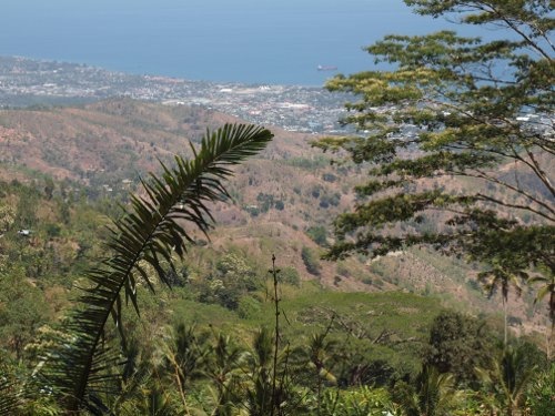 Dili, capital de Timor-Leste, vista desde el camino hacia las montañas centrales.