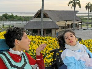 Matías y su amigo Nicol. Su madre ahora enseña CF a otros niños con limitaciones similares.