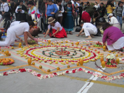 Participantes en la Asamblea de Cuenca dirigida por indígenas trabajadores de salud de Guatemala, participan en una ceremonia tradicional de respeto a Pacha Máma, el espíritu de la madre naturaleza de la que todos somos parte.