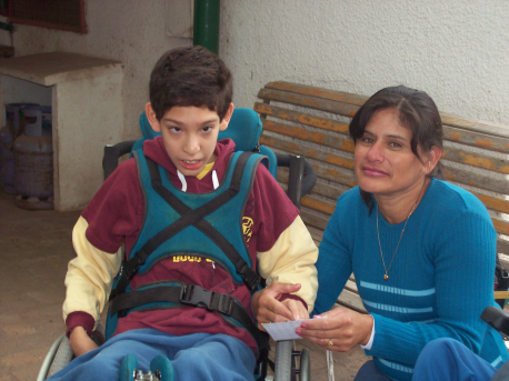 Aquí Matías "habla" con su tía Gloria, quien ayudó a introducir el uso de la tablita por el niño y su familia