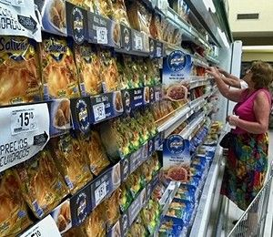 En la sociedad estratificada de Argentina: supermercados para los que tienen, botes de basura para los que no tienen.