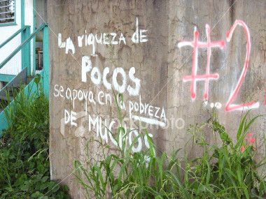 La creciente oleada de disturbios resultantes de la gran división entre ricos y pobres se expresa ampliamente en el grafiti.