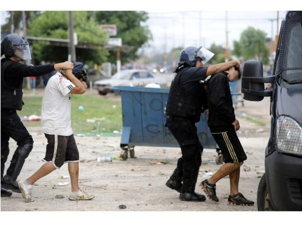 La policía arresta periódicamente a los "soldaditos".