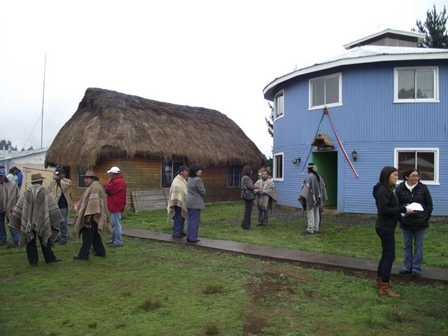 El Centro de Salud Intercultural combina lo tradicional y lo moderno, tanto en su estilo de construcción como en su cuidado de la salud.