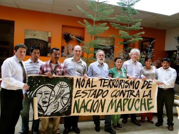 Muchos grupos progresistas en Chile se oponen al terrorismo de estado contra los mapuches y los apoyan en sus demandas de preservación del ambiente natural.