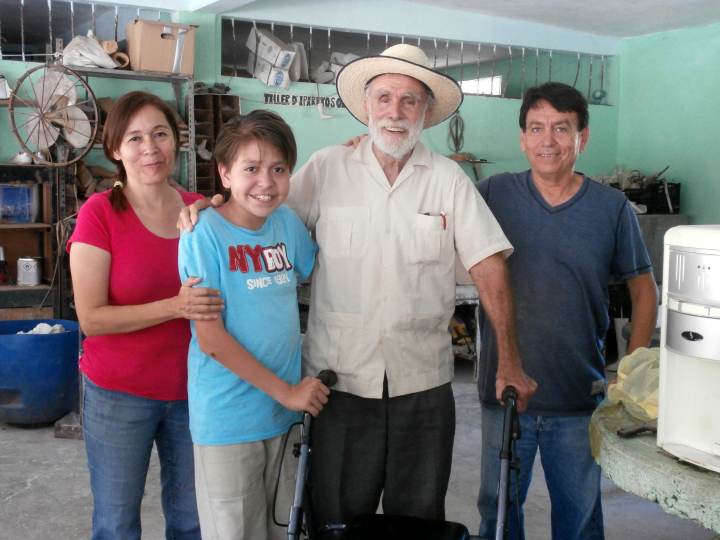 Tomás con sus padres y David