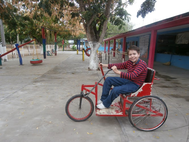 Tomás aprendió rápidamente a montar el triciclo de mano.