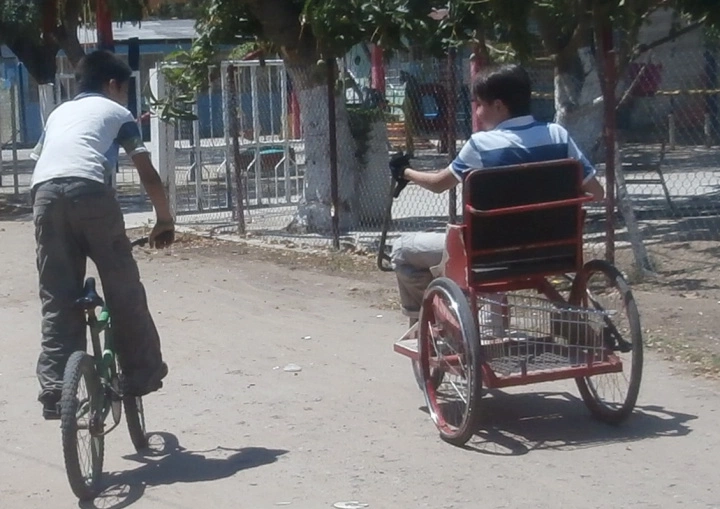 Tomás y su nuevo amigo, Hernan, van en bicicleta juntos.