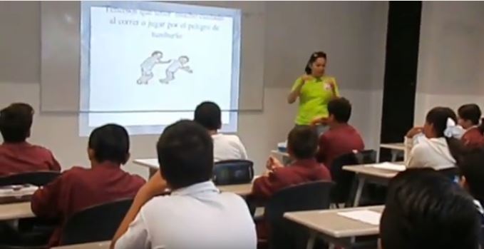 En la escuela secundaria de Tomás, su madre, Lupita, facilitó las actividades de "niño a niño". Comenzó con una presentación de diapositivas sobre Charcot-Marie-Tooth (CMT), el síndrome con el que nació su hijo.