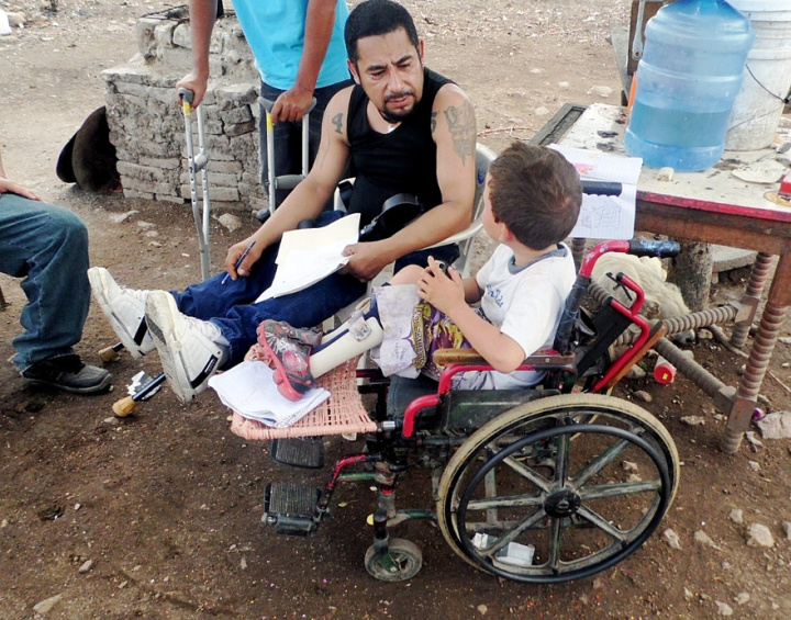 Tomás también tomó la iniciativa para ayudar a Miguél Ángel con su trabajo escolar.